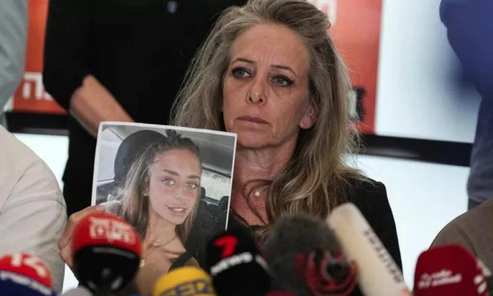 Λύγισε η μητέρα της 21χρονης αιχμαλώτου της Χαμάς: «Ούρλιαξα όταν την είδα, βλέπω ότι της λένε τι να πει»